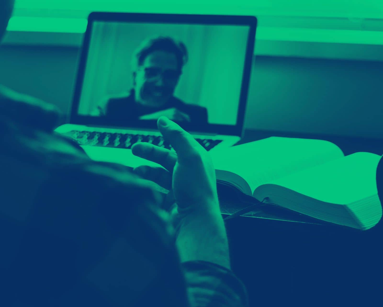 Aula online ao vivo entre dois homens e um livro aberto na mesa